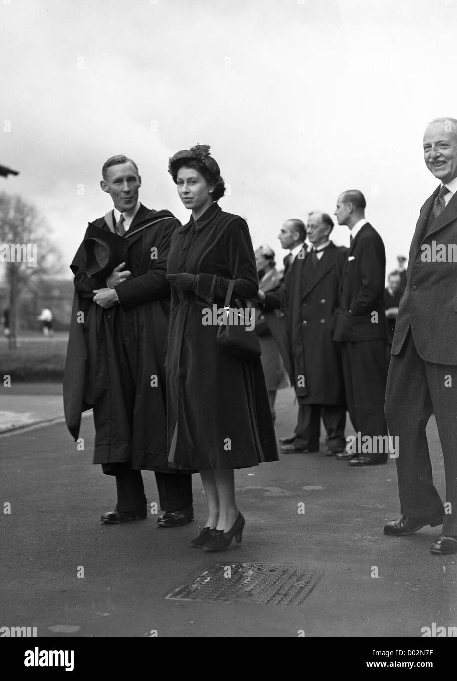 Queen Elizabeth und Prinz Philip in der Shrewsbury Schule 1952 Stockfoto