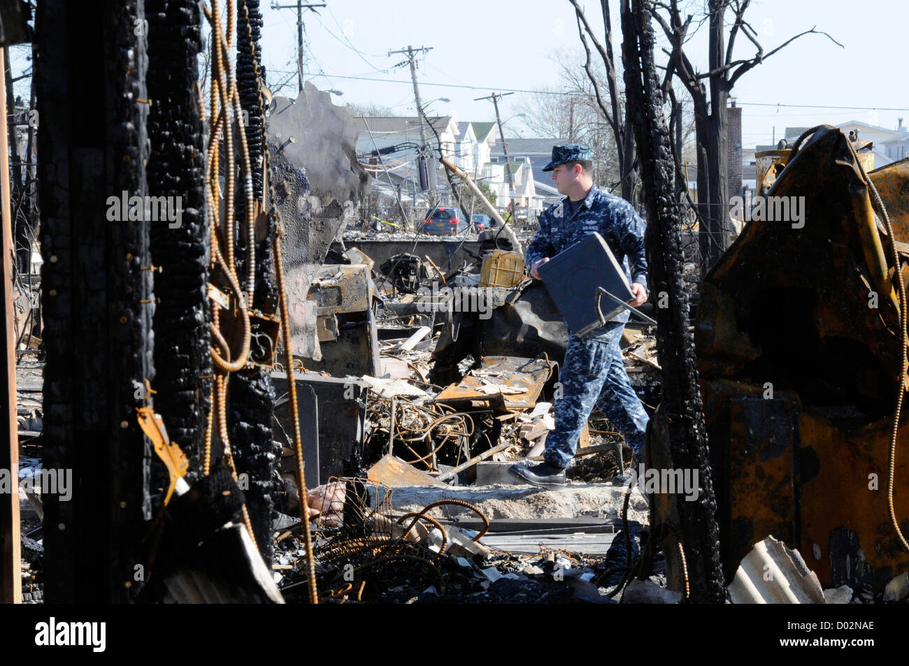 Ein US-Marine Seemann entfernt Ablagerungen aus einer Straße, die während Hurrikan Sandy 9. November 2012 in Staten Island, New York eingeebnet wurde. Stockfoto