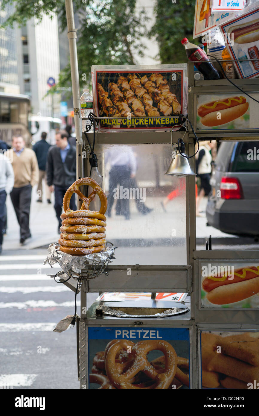 Hot Dogs Und Brezeln In Einem Lebensmittel Wagen In New York