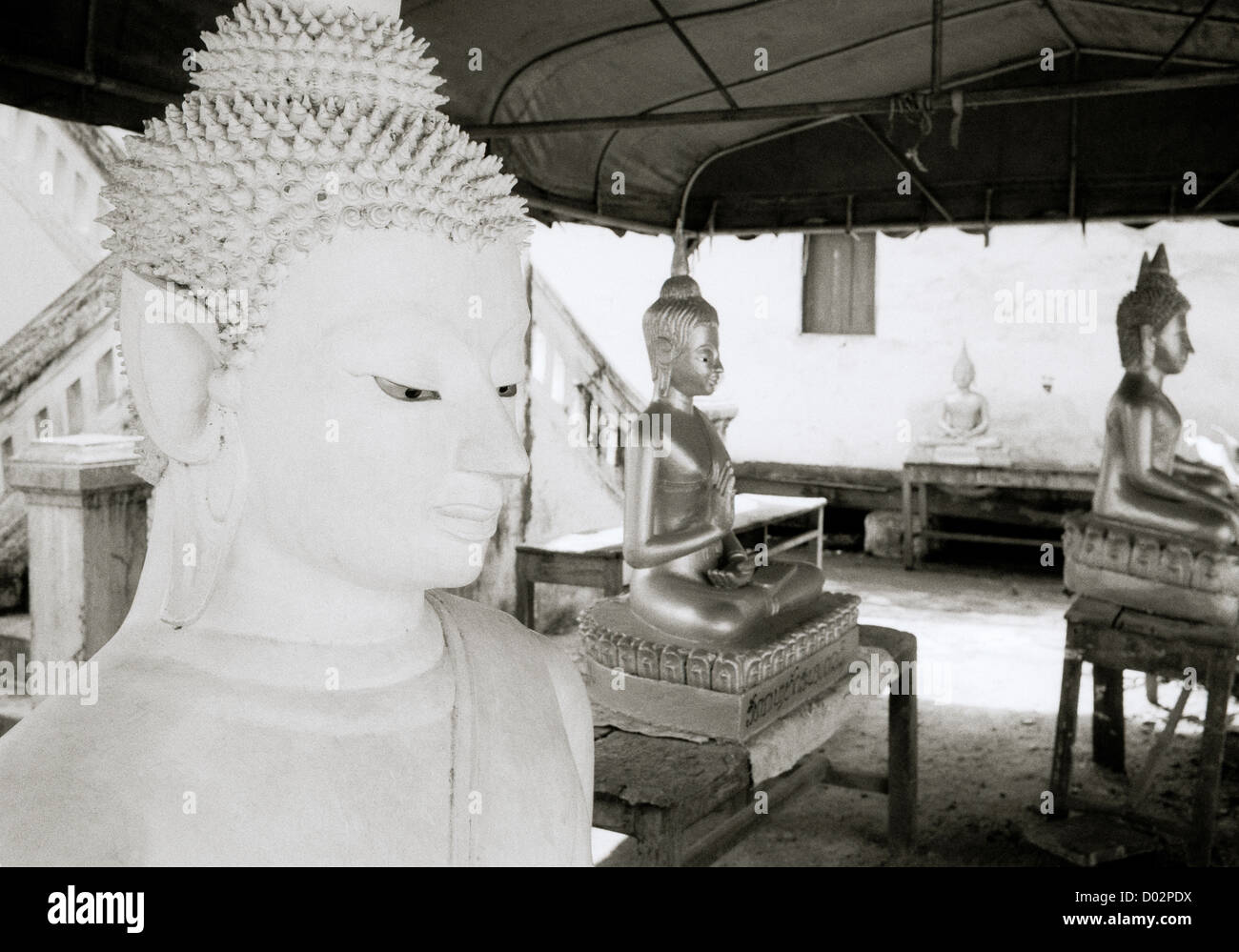 Serene Buddha Skulptur Kunst in einem buddhistischen Tempel in Luang Prabang in Laos in Indochina im Fernen Osten Südostasien. Serenity Eskapismus Wanderlust Travel Stockfoto