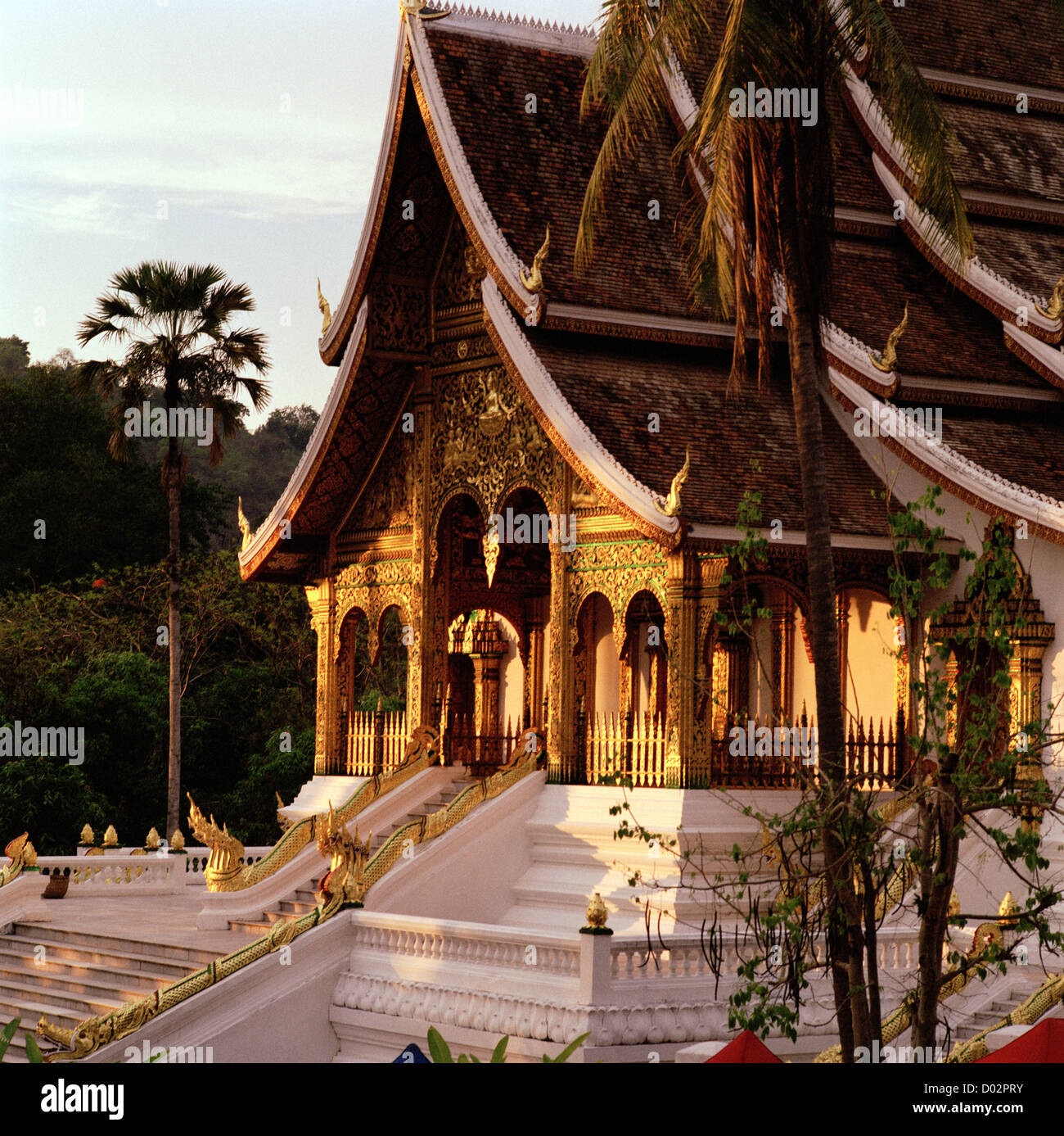 Die schöne buddhistische Wat Mai Suwannaphumaham Tempel in Luang Prabang in Laos in Indochina im Fernen Osten Südostasien. Buddhismus Architektur Reisen Stockfoto