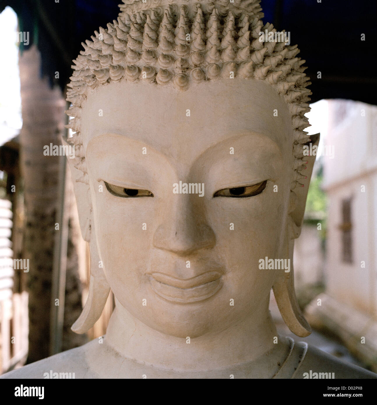 Serene Buddha Skulptur Kunst in einem buddhistischen Tempel in Luang Prabang in Laos in Indochina im Fernen Osten Südostasien. Serenity Eskapismus Wanderlust Travel Stockfoto