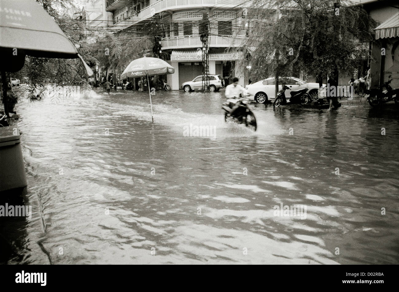 Regen Sturm Wetter Monsunklima in Phnom Penh Kambodscha in Fernost-Südost-Asien. Stürmische Gewitter Reportage Leben Lifestyle Überschwemmungen Szene Stockfoto