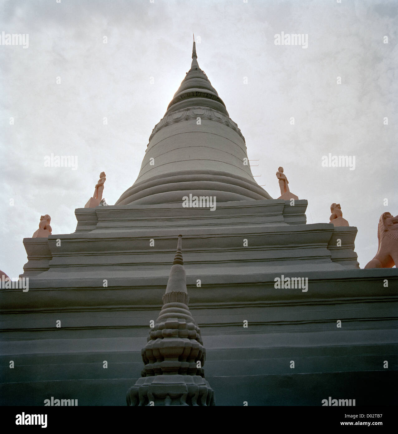 Wat Phnom Tempel Stupa in Phnom Penh Kambodscha Fernost Südost-Asien. Buddhismus buddhistische Religion religiöse Architektur Geschichte Wanderlust Travel Stockfoto