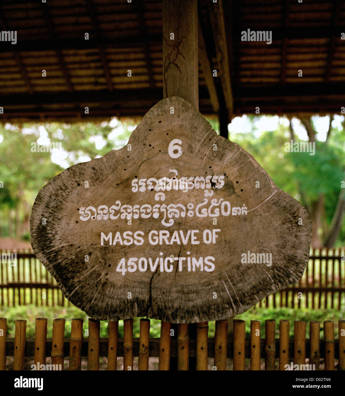 Massengrab bei Tötung Felder Choeung Ek in Phnom Penh in Kambodscha in Fernost-Südost-Asien. Völkermord-Geschichtsmuseum Holocaust Mord Tod Zeichen Stockfoto