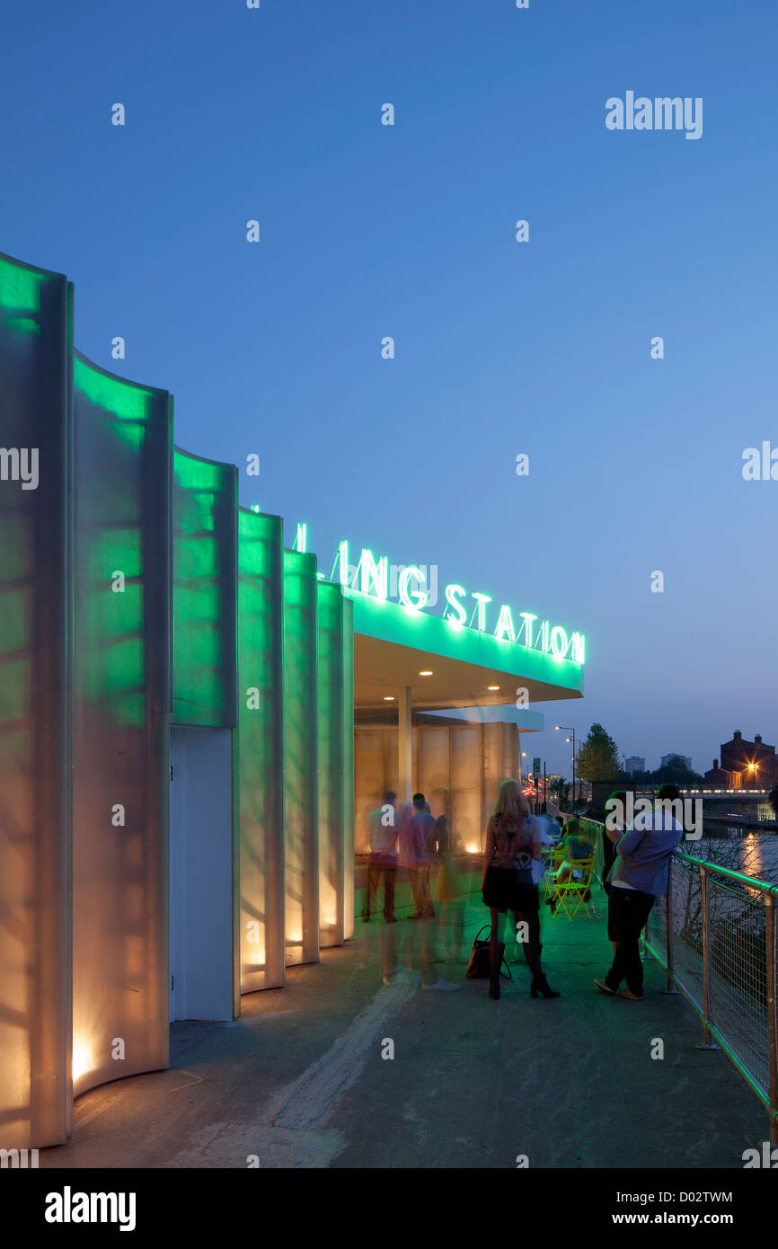 Die Tankstelle, London, Vereinigtes Königreich. Architekt: Carmody Groarke, 2012. Beleuchtung im alten Vorhof. Stockfoto