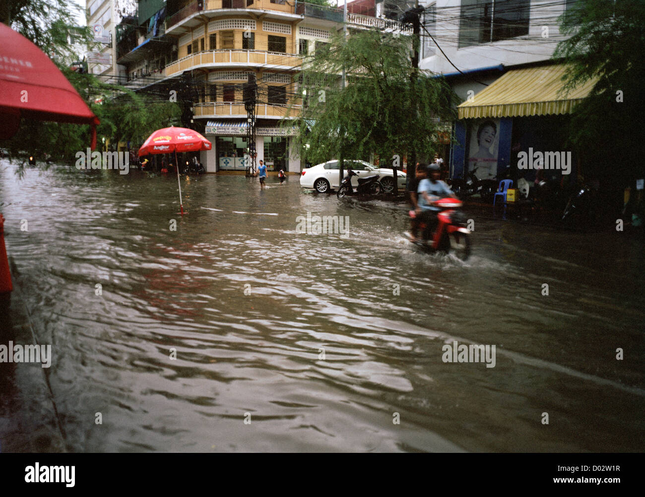 Regen Sturm Wetter Monsunklima in Phnom Penh in Kambodscha in Fernost-Südost-Asien. Stürmische Gewitter Reportage Leben Lifestyle Überschwemmungen Asien Stockfoto