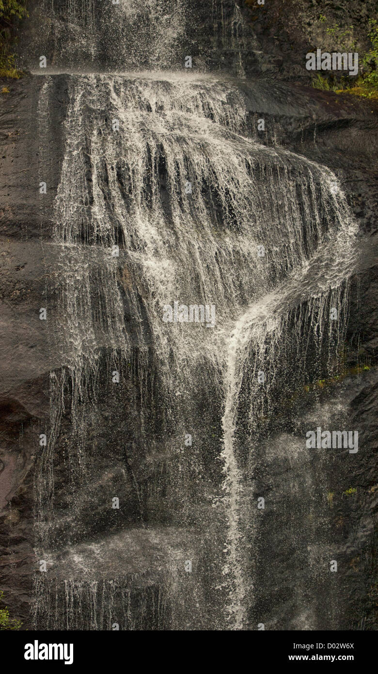 6. Juli 2012 - Ketchikan Gateway Borough, Alaska, Mauern uns - dramatische Wasserfälle Kurs nach unten die hoch aufragenden Granit in Misty Fjords Rudyerd Bay. Geformt durch massive Gletscher Aktion 50 bis 70 Millionen Jahren, sie steigen so hoch wie 3.000 ft (900 m) und Zähler, die durch die immergrünen Regenwälder ausgeglichen sind. Misty Fjords National Monument und Wildnis-Gebiet, entlang der Inside Passage Küste der südöstlichen Alaska wird von der US Forest Service verwaltet und umfasst 2.294.343 Hektar (9.246 km) der Tongass National Forest, der größte Wildnis in Alaska National Forest und ist nur mit dem Wasserflugzeug erreichbar Stockfoto