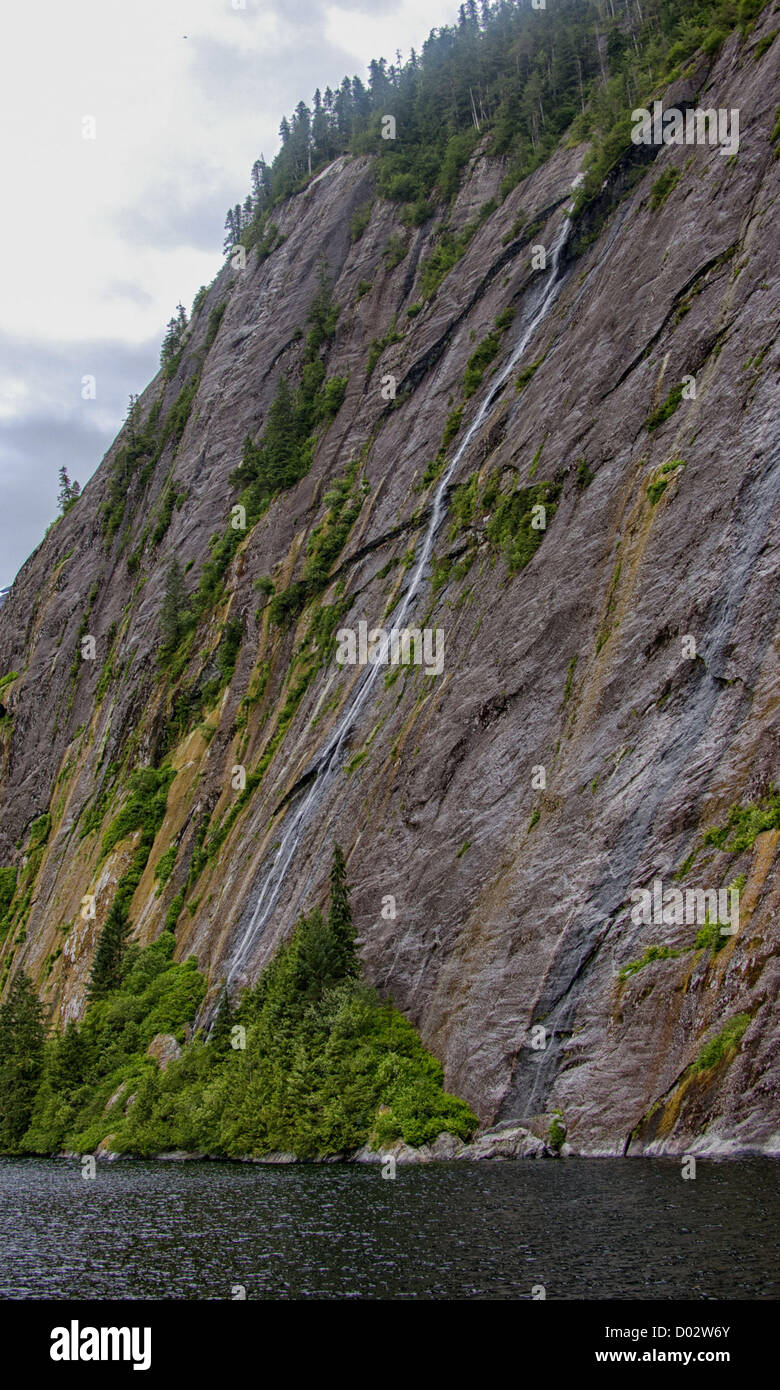 6. Juli 2012 - Ketchikan Gateway Borough, Alaska, Mauern uns - dramatische Wasserfälle Kurs nach unten die hoch aufragenden Granit in Misty Fjords Rudyerd Bay. Geformt durch massive Gletscher Aktion 50 bis 70 Millionen Jahren, sie steigen so hoch wie 3.000 ft (900 m) und Zähler, die durch die immergrünen Regenwälder ausgeglichen sind. Misty Fjords National Monument und Wildnis-Gebiet, entlang der Inside Passage Küste der südöstlichen Alaska wird von der US Forest Service verwaltet und umfasst 2.294.343 Hektar (9.246 km) der Tongass National Forest, der größte Wildnis in Alaska National Forest und ist nur mit dem Wasserflugzeug erreichbar Stockfoto