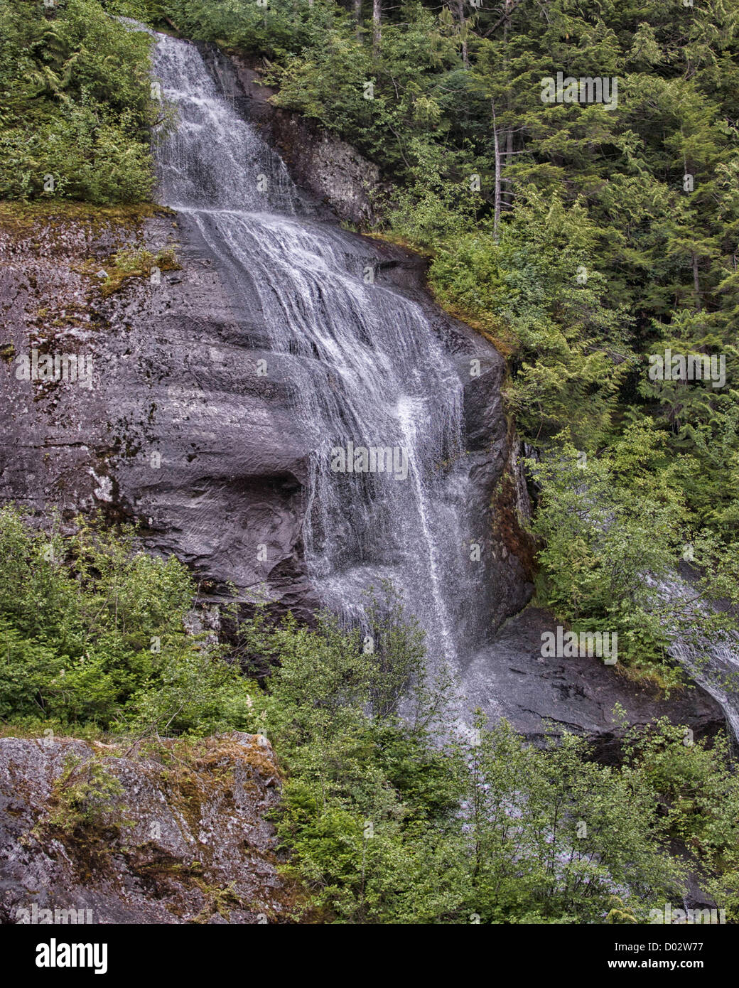 6. Juli 2012 - Ketchikan Gateway Borough, Alaska, Mauern uns - dramatische Wasserfälle Kurs nach unten die hoch aufragenden Granit in Misty Fjords Rudyerd Bay. Geformt durch massive Gletscher Aktion 50 bis 70 Millionen Jahren, sie steigen so hoch wie 3.000 ft (900 m) und Zähler, die durch die immergrünen Regenwälder ausgeglichen sind. Misty Fjords National Monument und Wildnis-Gebiet, entlang der Inside Passage Küste der südöstlichen Alaska wird von der US Forest Service verwaltet und umfasst 2.294.343 Hektar (9.246 km) der Tongass National Forest, der größte Wildnis in Alaska National Forest und ist nur mit dem Wasserflugzeug erreichbar Stockfoto