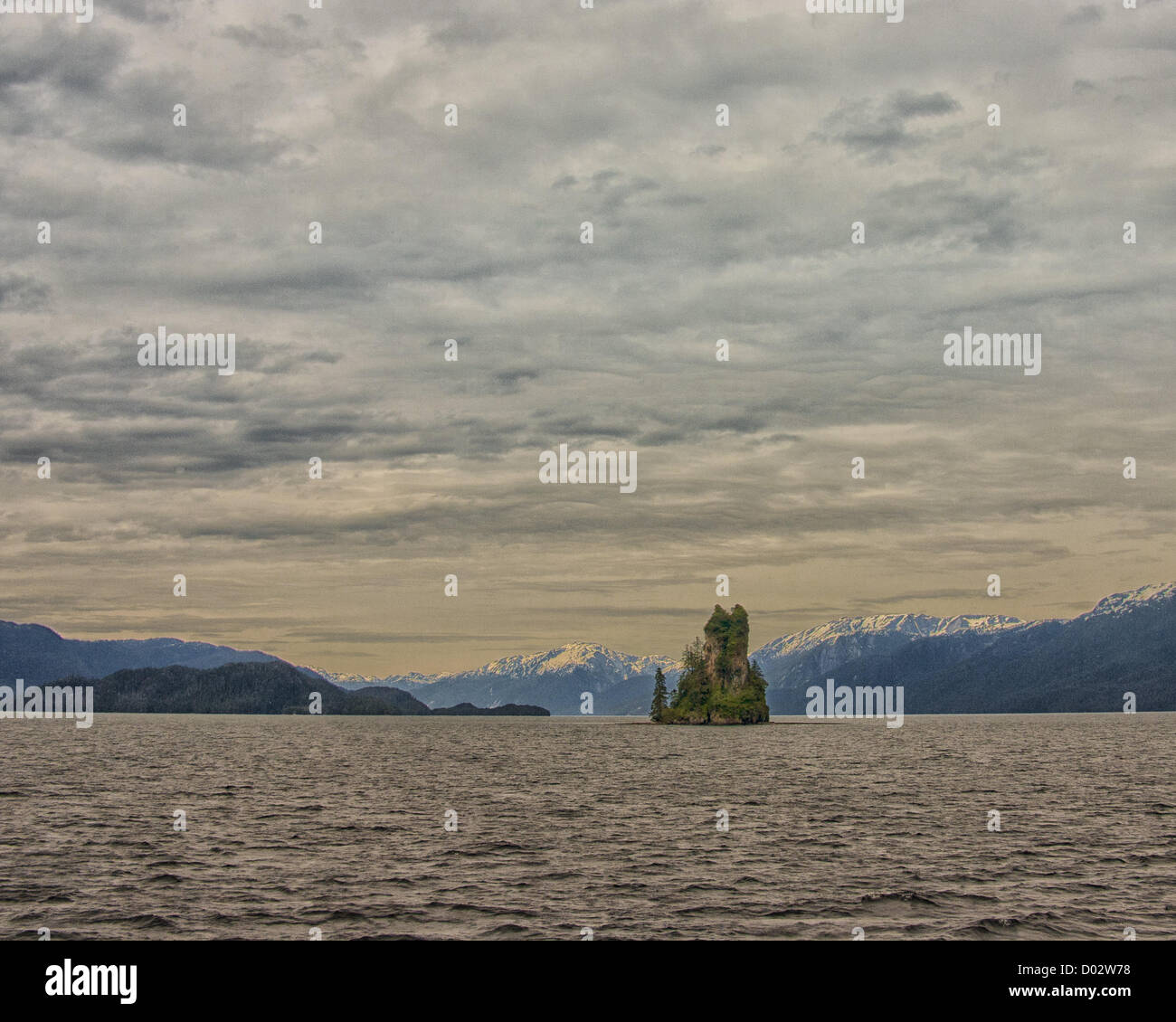 6. Juli 2012 - Ketchikan Gateway Borough, Alaska, US - New Eddystone Rock in Misty Fjords Behm Canal eine 237-Fuß hohen Basalt Säule, der Überrest eines vulkanischen Steckers erstellt von Lava vor 5 Millionen Jahren, seine gebrochene, planlose Textur bedeutet, dass es gehörte einem Vulkanschlot wo stieg Magma immer wieder an die Oberfläche der Erde. Immergrüne Wachstum hat sich heute auf der Basis etabliert. Misty Fjords National Monument und Wildnis-Gebiet, entlang der Inside Passage Küste der südöstlichen Alaska wird von der US Forest Service verwaltet und umfasst 2.294.343 Hektar (9.246 km) der Tongass Nati Stockfoto