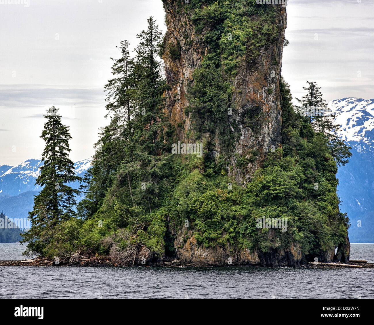 6. Juli 2012 - Ketchikan Gateway Borough, Alaska, US - New Eddystone Rock in Misty Fjords Behm Canal eine 237-Fuß hohen Basalt Säule, der Überrest eines vulkanischen Steckers erstellt von Lava vor 5 Millionen Jahren, seine gebrochene, planlose Textur bedeutet, dass es gehörte einem Vulkanschlot wo stieg Magma immer wieder an die Oberfläche der Erde. Immergrüne Wachstum hat sich heute auf der Basis etabliert. Misty Fjords National Monument und Wildnis-Gebiet, entlang der Inside Passage Küste der südöstlichen Alaska wird von der US Forest Service verwaltet und umfasst 2.294.343 Hektar (9.246 km) der Tongass Nati Stockfoto