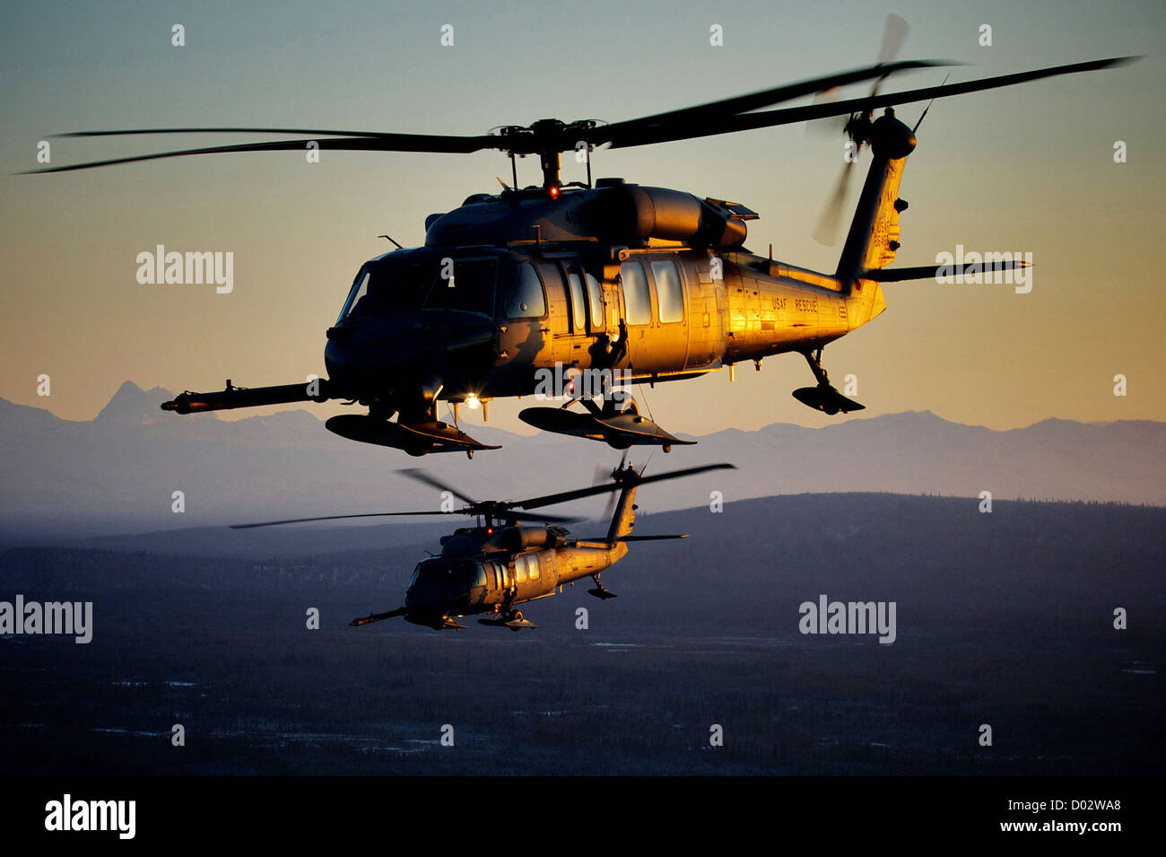 Die US Air Force HH-60 Pave Hawk fliegt bei Sonnenuntergang 19. Januar 2012. Stockfoto