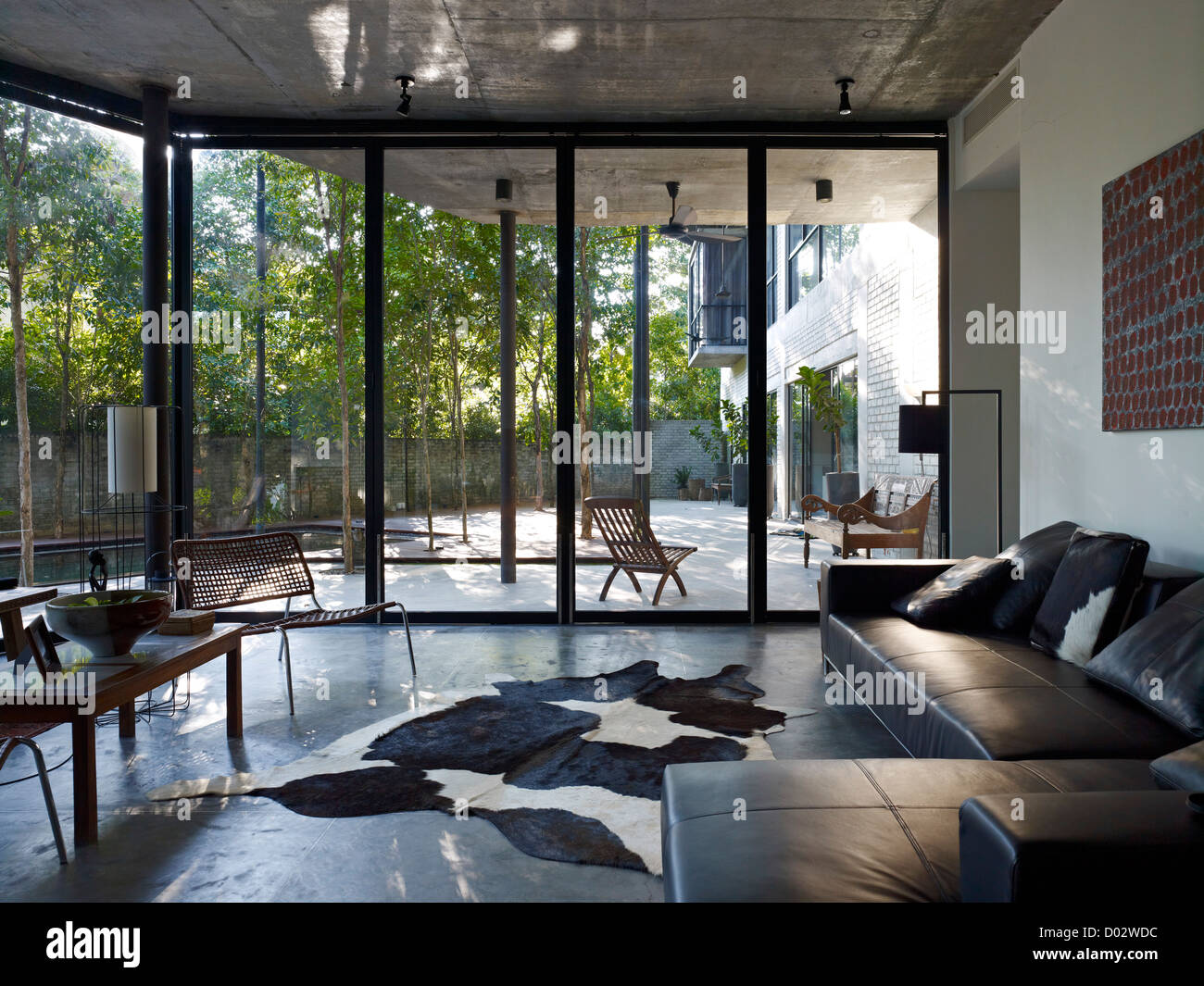 Konkrete Hundehütte, Kuala Lumpur, Malaysia. Architekt: Kevin Low, 2012. Blick vom Wohnzimmer auf den Garten. Stockfoto