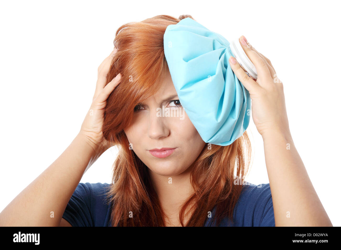 Frau mit Eisbeutel für Kopfschmerzen und Migräne Stockfoto