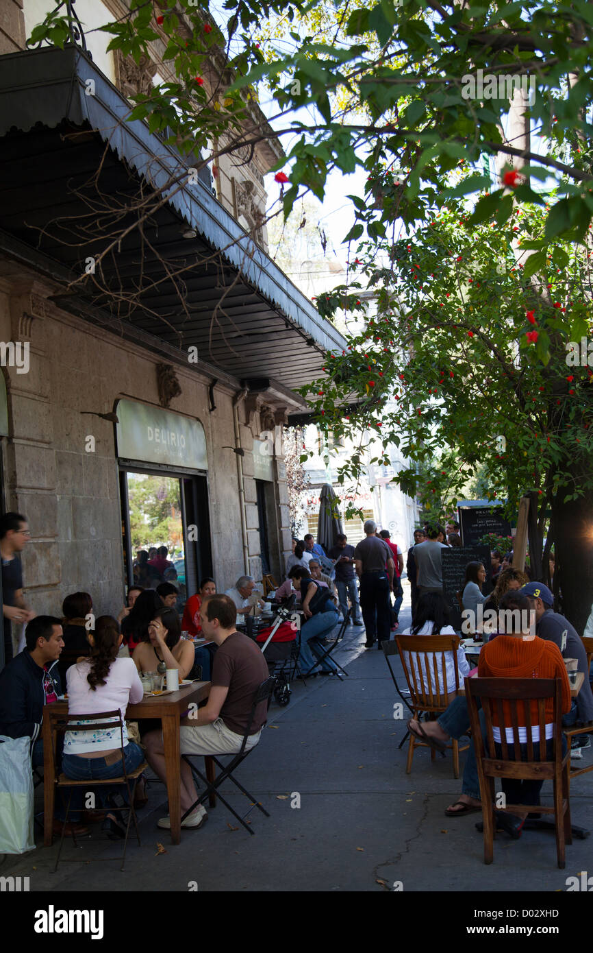 Menschen Essen in Delirio, Cafe in Roma Viertel von Mexiko-Stadt DF Stockfoto