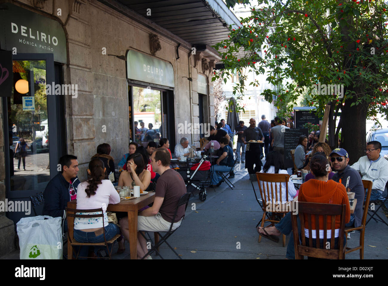 Menschen Essen in Delirio, Cafe in Roma Viertel von Mexiko-Stadt DF Stockfoto