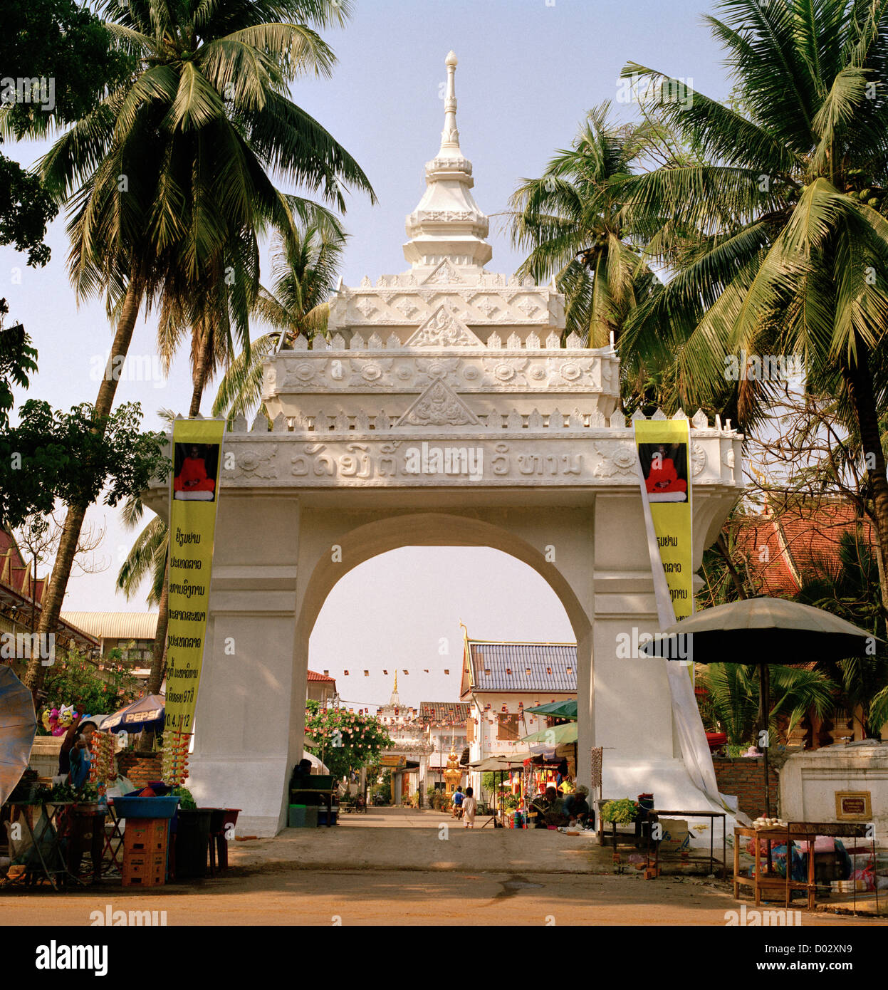 Traditionelle Architektur Torbogen Gebäude in Vientiane in Laos in Indochina im Fernen Osten Südostasien. Bogen Bögen Reisen Stockfoto