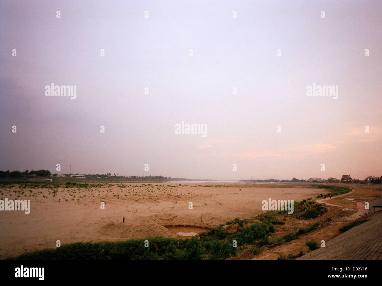 Urban Panoramablick auf die Landschaft, die die trockenen Ufer des Mekong in Vientiane in Laos Indochina Fernost Südostasien. Klimawandel Wetter Stockfoto