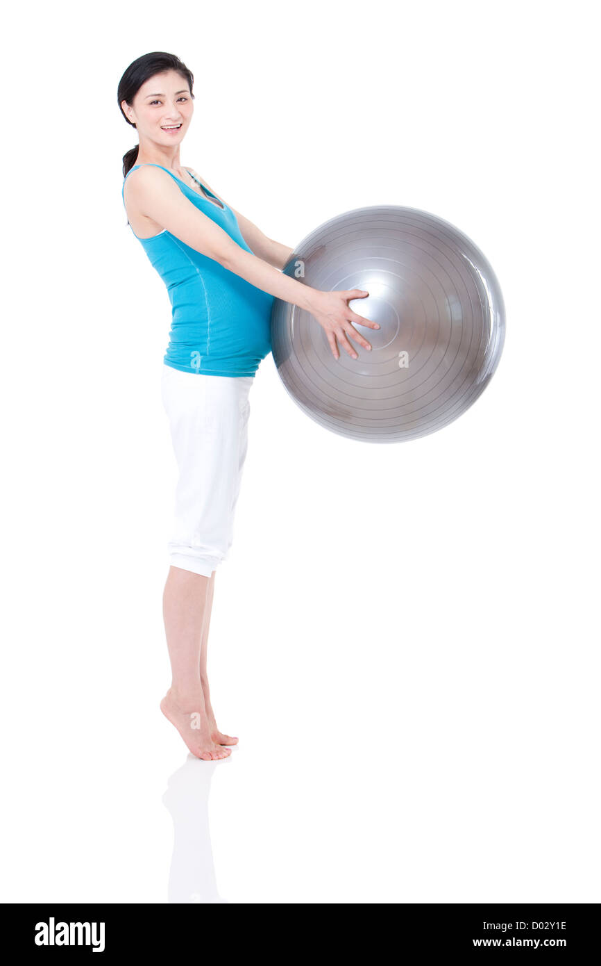 Junge schwangere Frau und Fitness-ball Stockfoto
