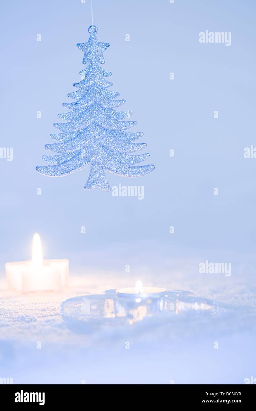 Christmas Tree Ornament. Hellblauen verschneiten Hintergrund. Romantisches Candle-Light. Stockfoto