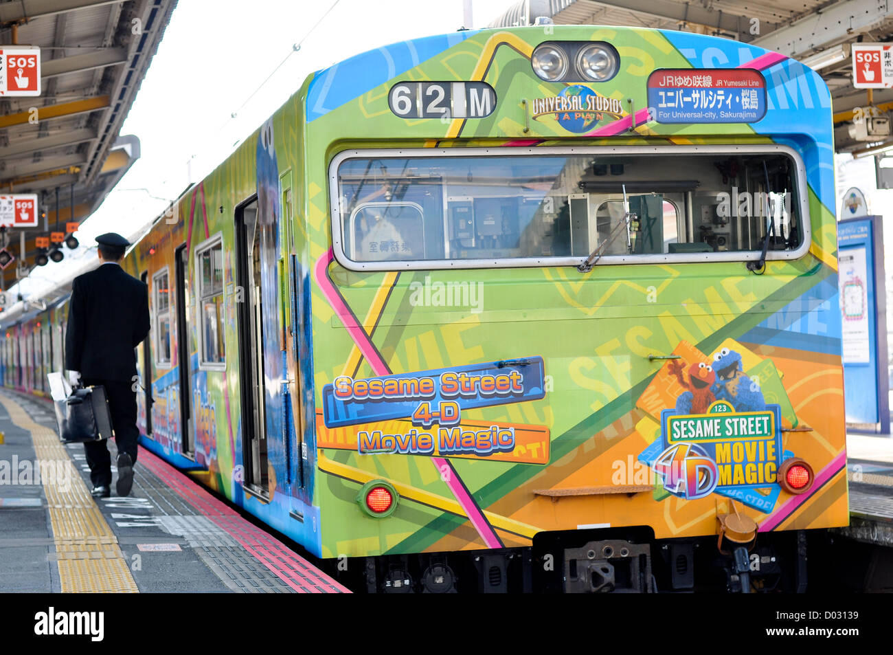 Ein Sonderzug die Passagiere aus Osaka zu Universal Studios Japan. Stockfoto