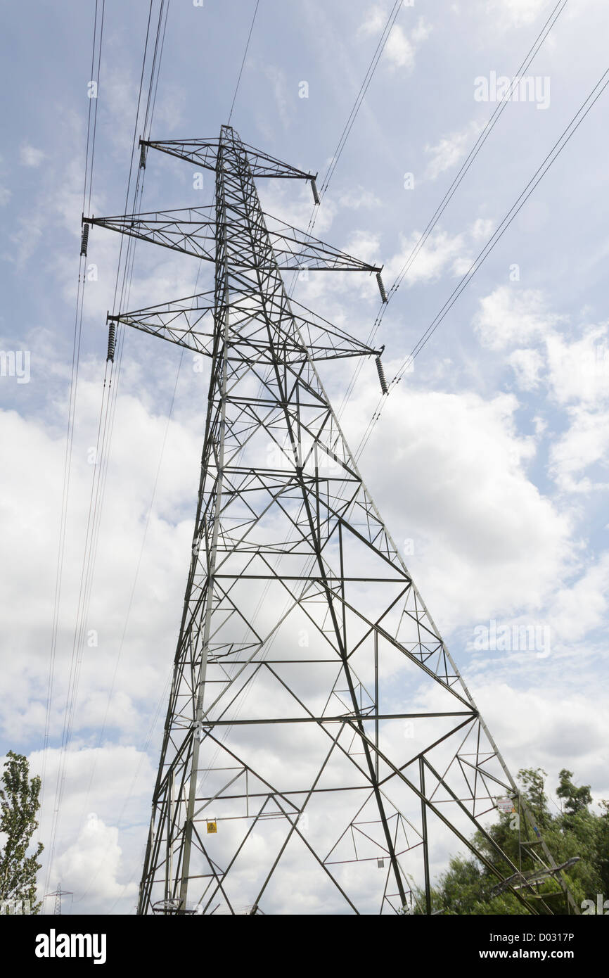 Strommast auf national Grid, neben dem Verkauf Wasser Park in der Nähe von Manchester in England. Stockfoto