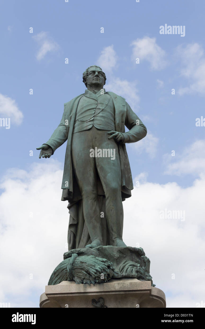 Bronze-Statue von Sir Robert Peel, Gründer der Metropolitan Police Force, auf dem Marktplatz, Bury. Stockfoto