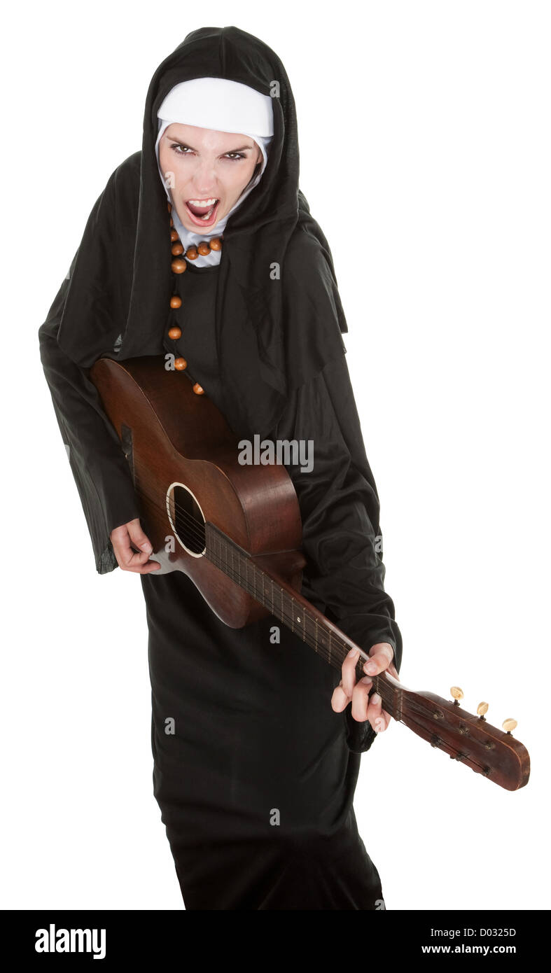 Lustige Nonne singt ein Lied während des Spielens ihre Gitarre Stockfoto