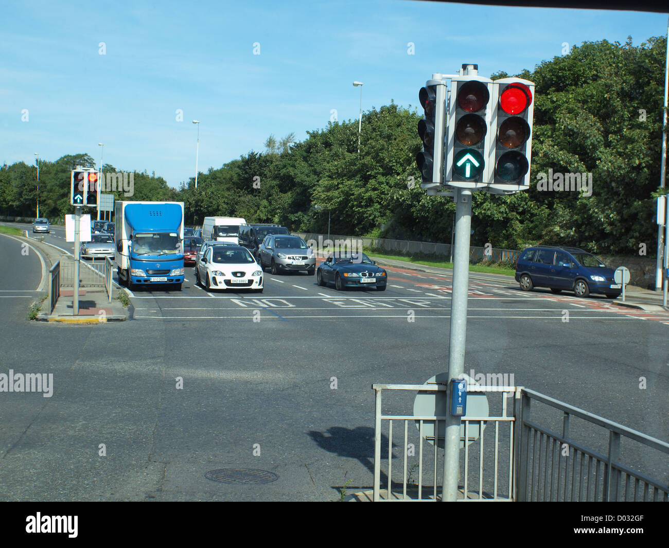Suburban Verkehrsfluss, stationär an einer Straße Ampelkreuzung in der Stadt Galway im Westen Irlands. Stockfoto