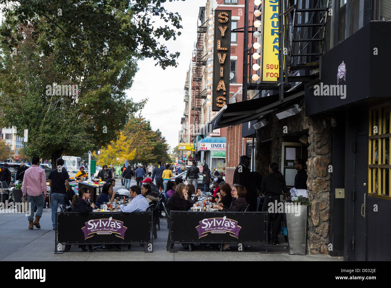 Menschen mit Mittagessen am Sonntag auf der Terrasse des Sylvia es Restaurant in Harlem, New York Stockfoto