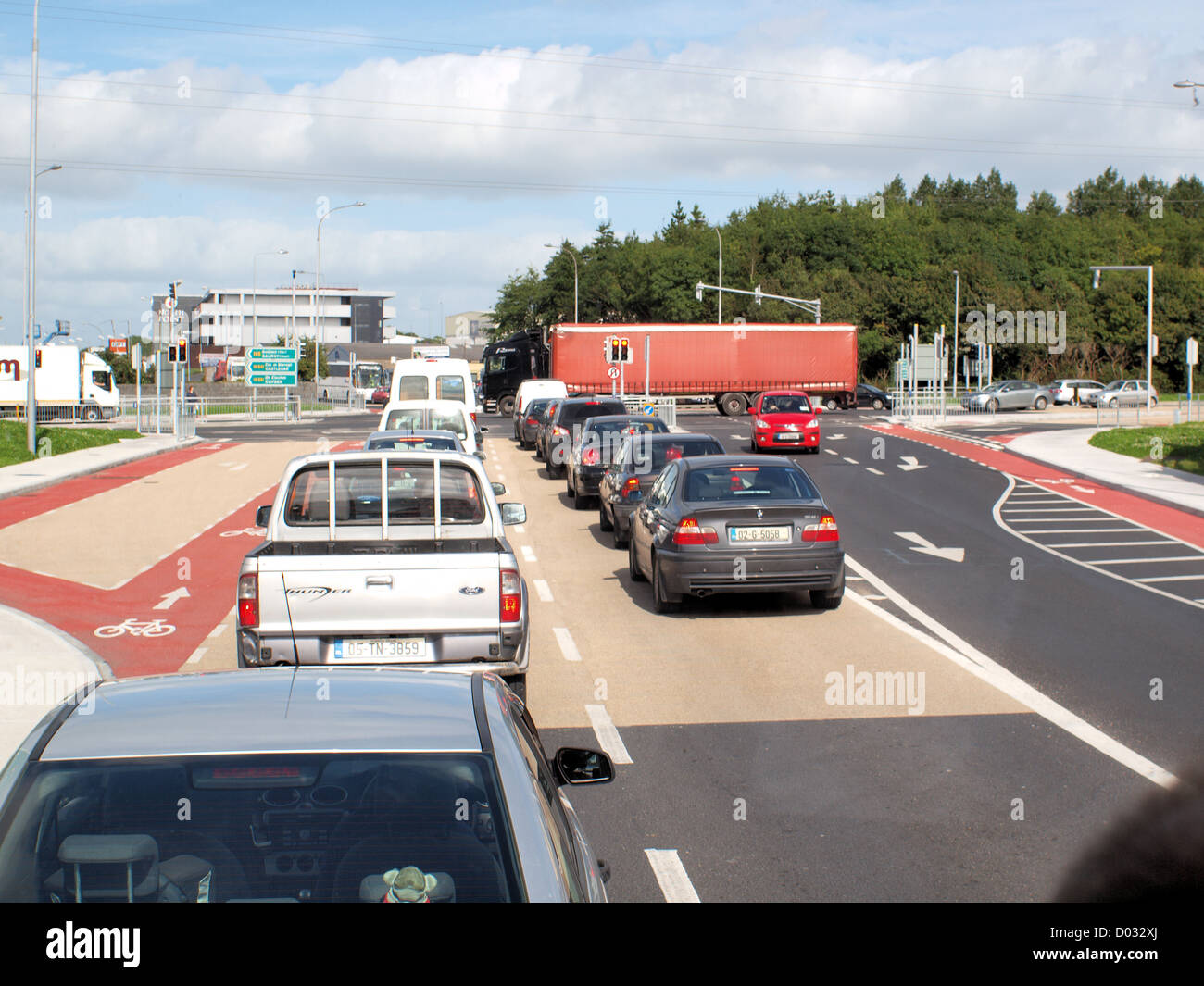 Straßenfahrzeuge stationär an einer Ampel in der malerischen Stadt Galway Bay im Westen Irlands. Stockfoto