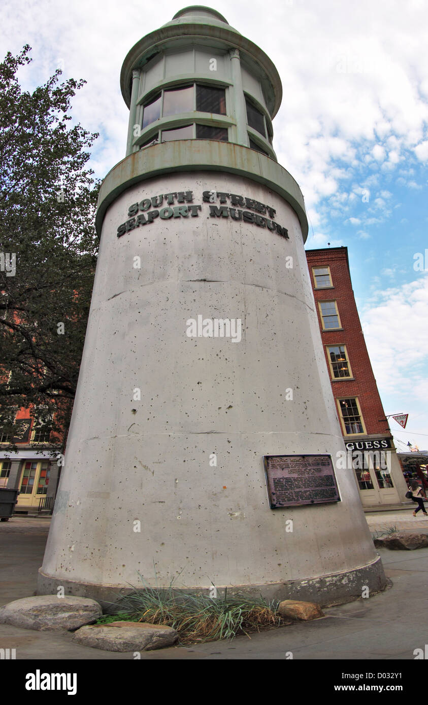 Die Titanic Memorial Leuchtturm am South Street Seaport New York City Stockfoto