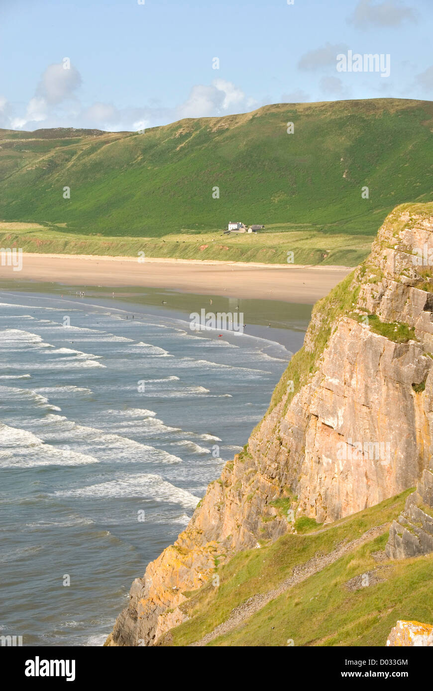 Steile Klippen und brechenden Wellen an Rhossili Strand, Gower Halbinsel, Wales, UK Stockfoto