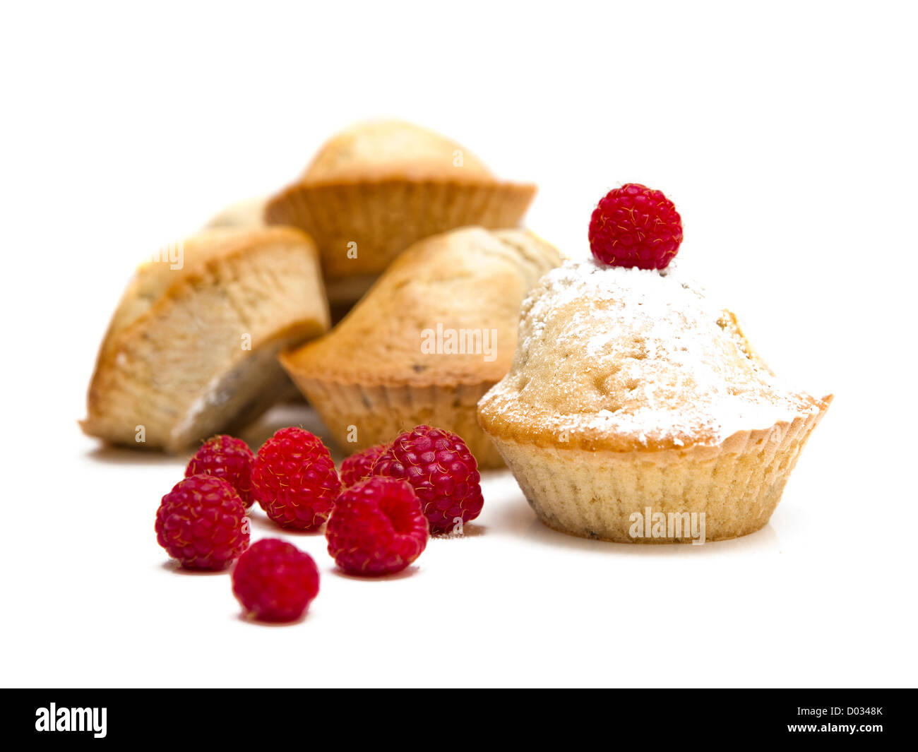 Muffins mit Himbeeren auf einem weißen Hintergrund isoliert Stockfoto