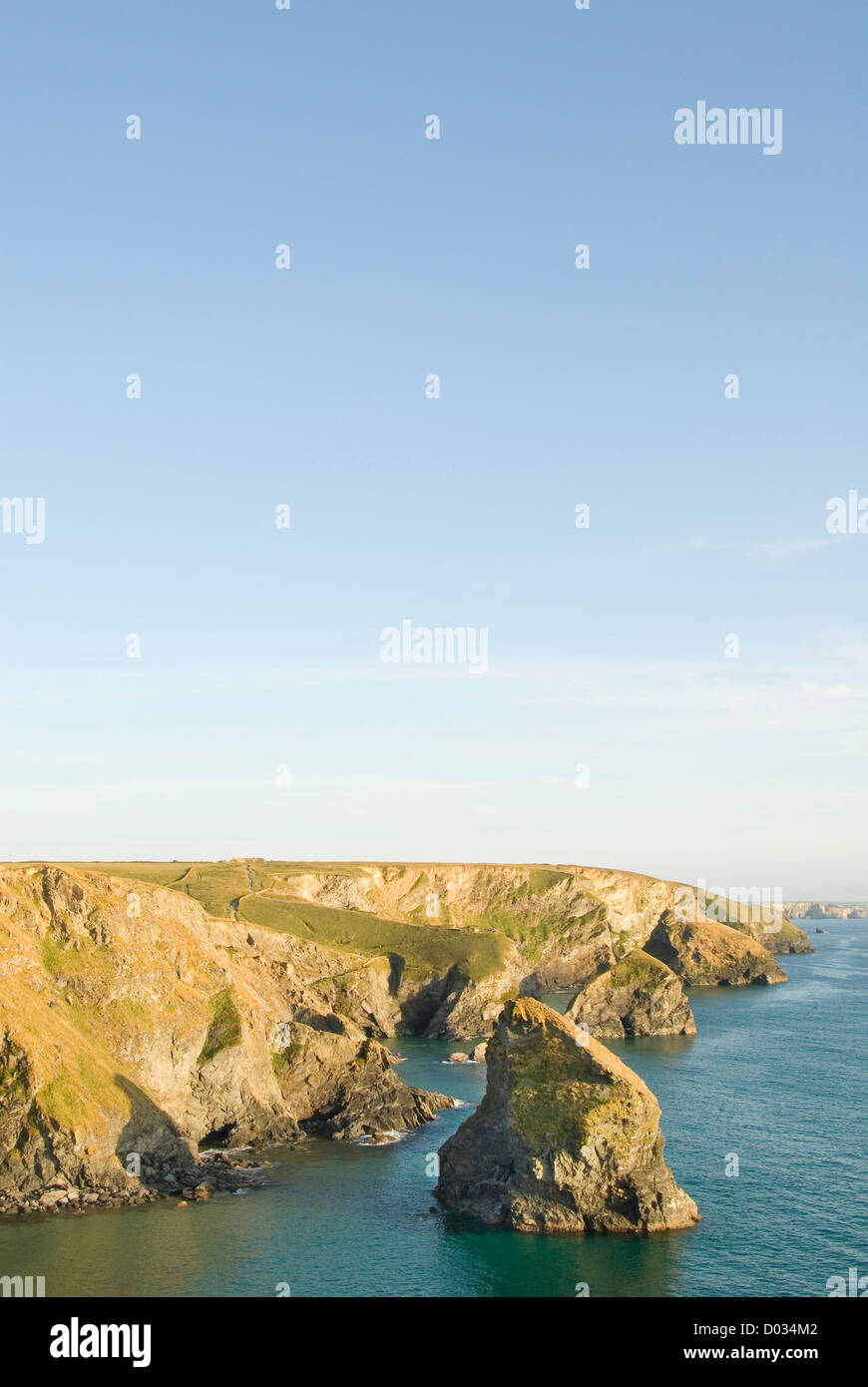 Felsformation, unter Wasser Strand bei Flut, Bedruthan Steps, Küste, Cornwall, England, UK Stockfoto