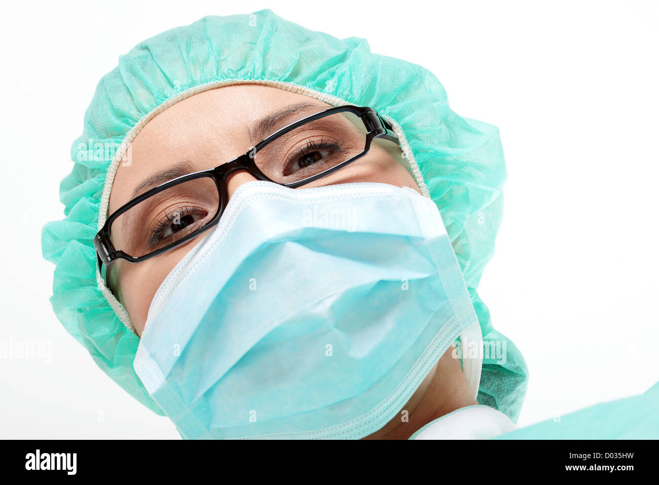 Close-up Portrait von schweren Krankenschwester oder Arzt im OP-Maske, isoliert Stockfoto