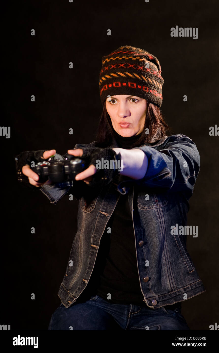 Frau gamer mit Joystick auf dunkler Hintergrund Stockfoto