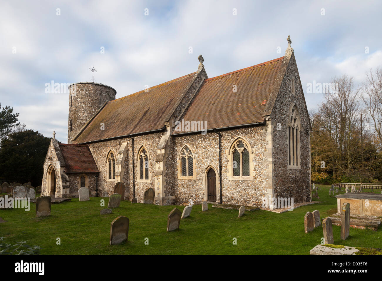 St. Marien Kirche, Burnham Deepdale, Norfolk, Großbritannien. Sächsischen Rundturm. Stockfoto