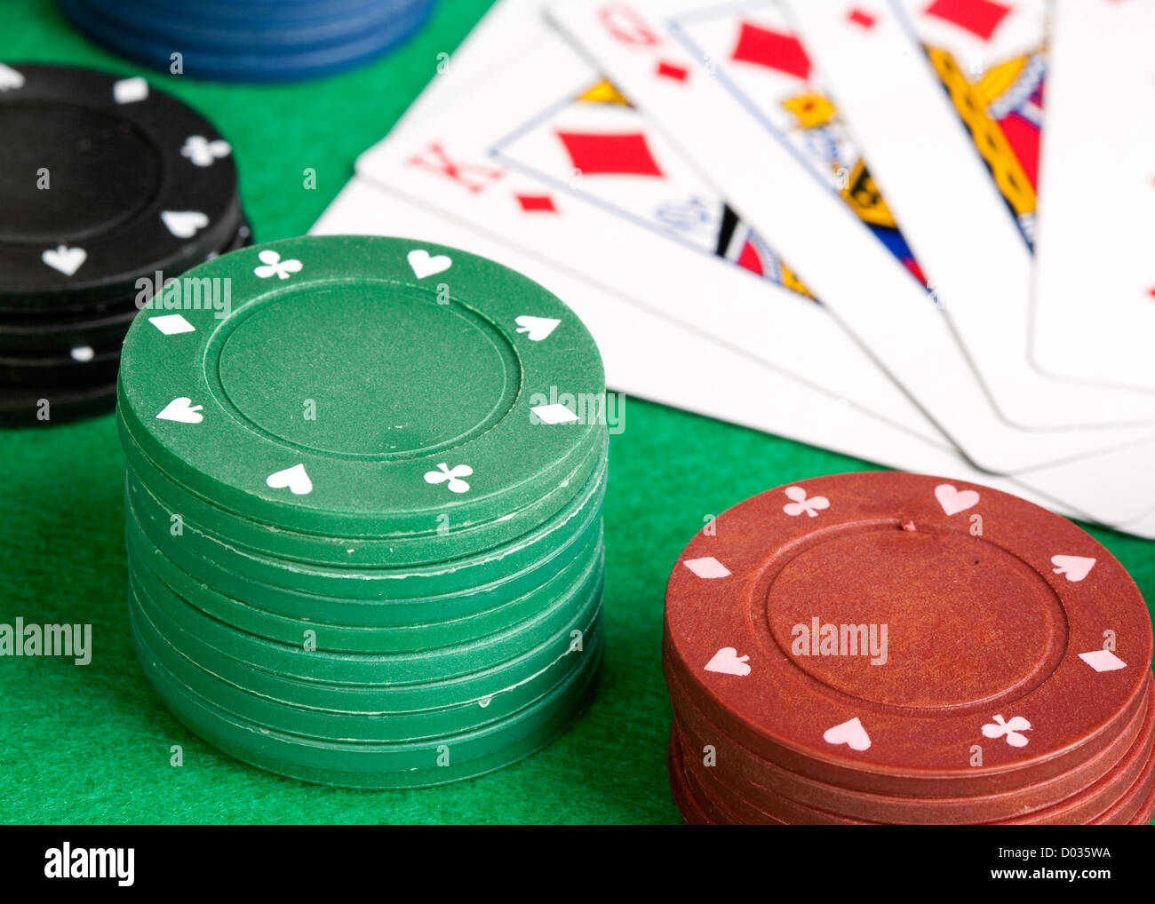 Pokerkarten und gestapelten Chips in vielen Farben Stockfoto