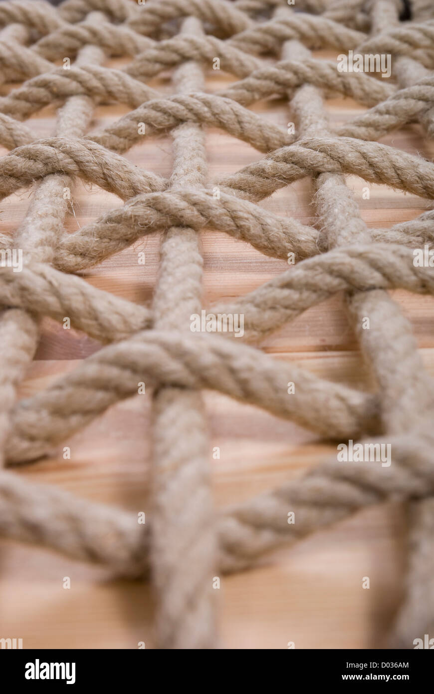 Muster aus natürlichen Seil auf Planke Stockfoto