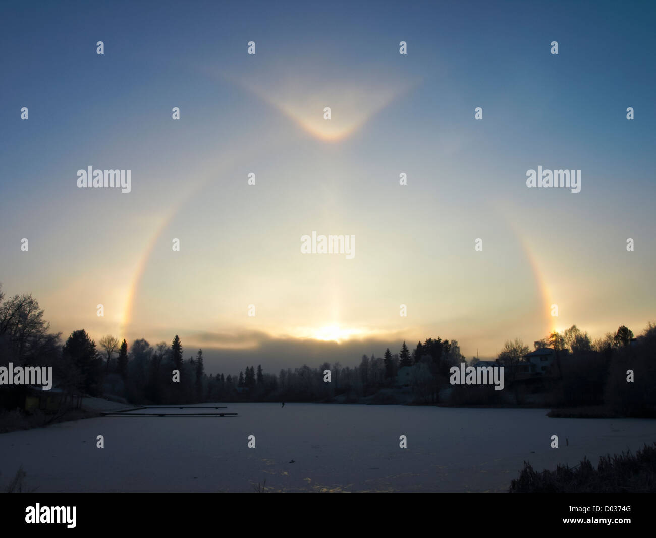 Atmosphärisches optisches Phänomen Sundog, Lowitz Bogen oder oberen tangentialer Kreisbogen? Eis-Halo gesehen über Oslo Norwegen Stockfoto