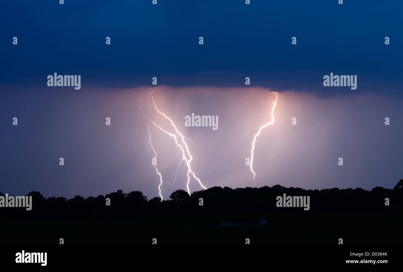 Blitz und Donner am Ende eines warmen Tages in den Niederlanden Stockfoto