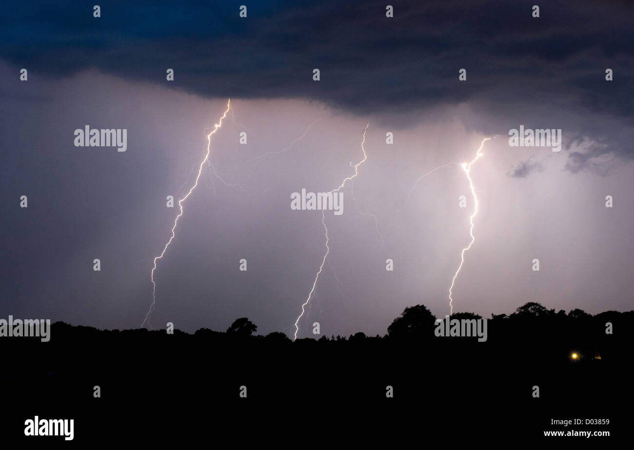 Blitz und Donner am Ende eines warmen Tages in den Niederlanden Stockfoto