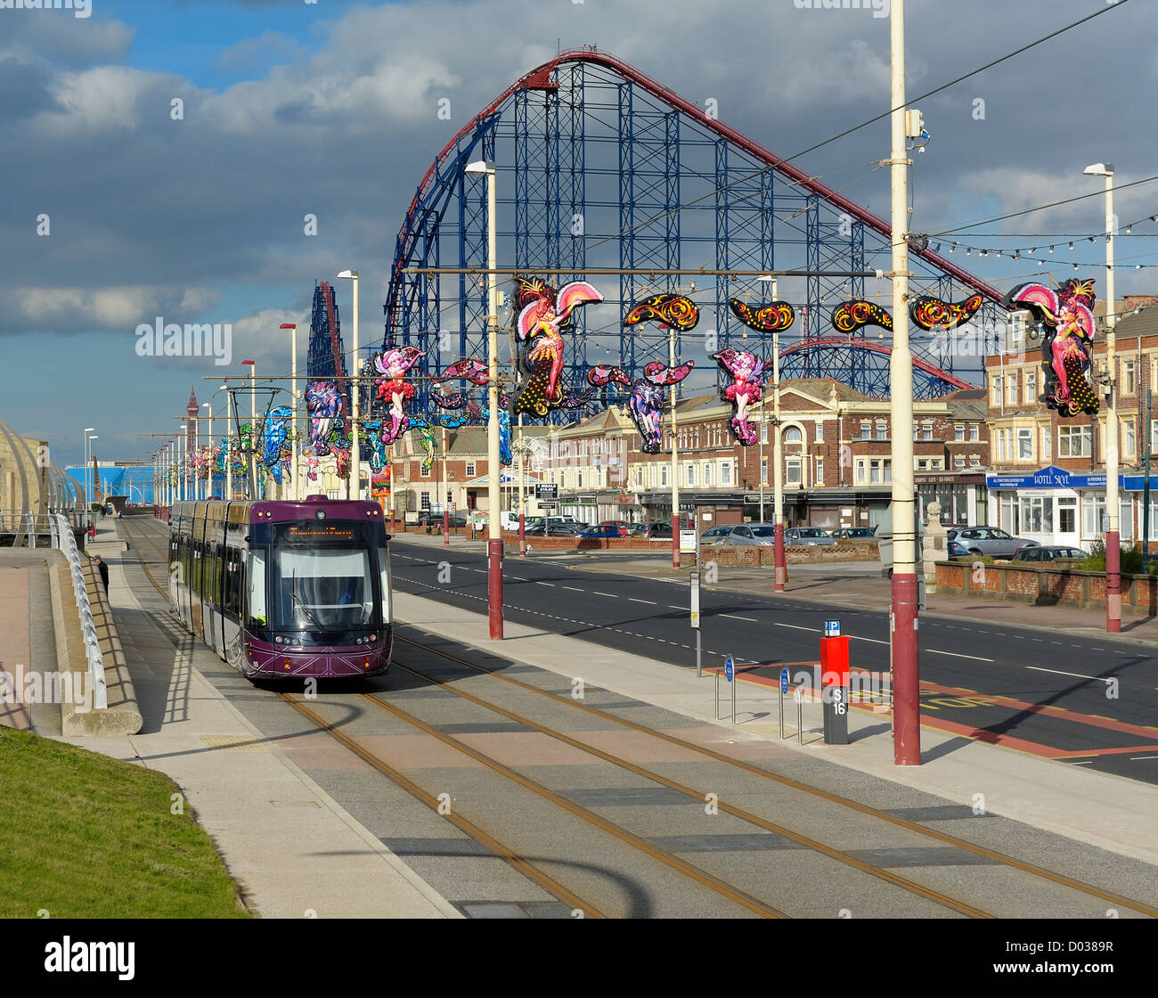 Blackpool Straßenbahn und Pepsi max big one Achterbahn fahren Lancashire England uk Stockfoto