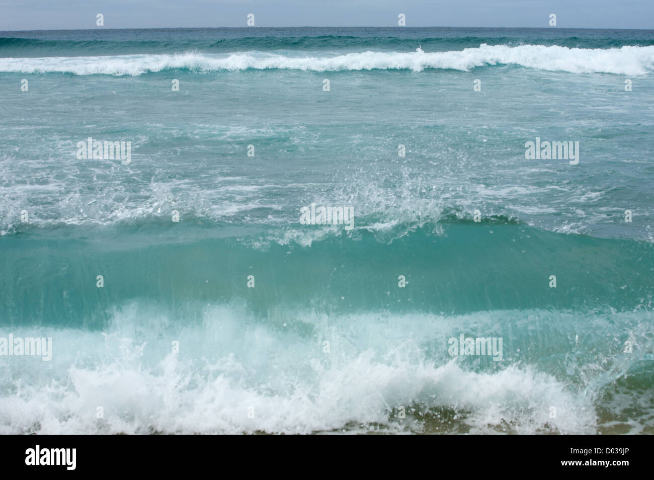 Wellen brechen sich am Ufer des Meeres Stockfoto