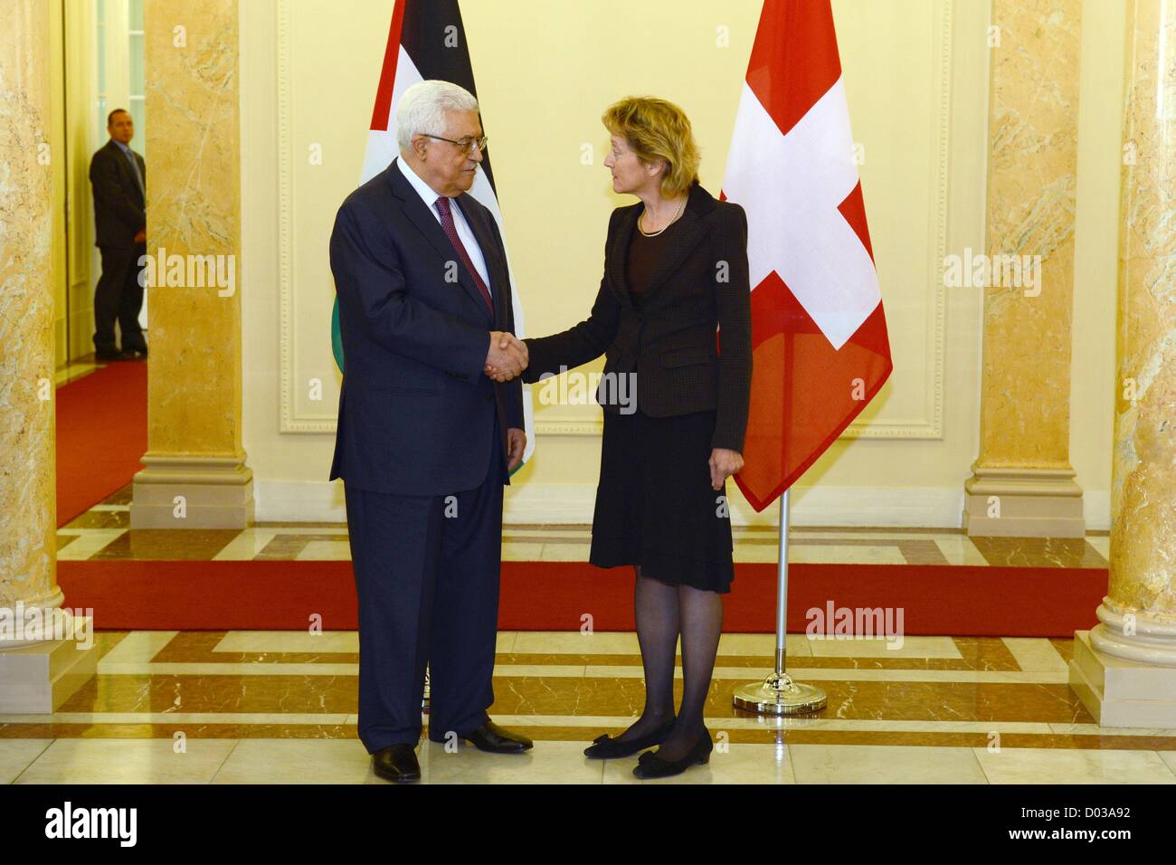 15. November 2012 - Besuch Bern, Bern, Schweiz - Palästinenserpräsident Mahmud Abbas mit Swiss President Eveline Widmer-Schlumpf (R) pose3s im Rahmen einer offiziellen in der Schweiz am 15. November 2012 in Bern. Abbas wird voraussichtlich seine Bewerbung für nichtstaatliche UN-Mitgliedschaft vor der UN-Generalversammlung am 29. November präsentieren (Credit-Bild: © Thaer Ganaim/APA Images/ZUMAPRESS.com) Stockfoto