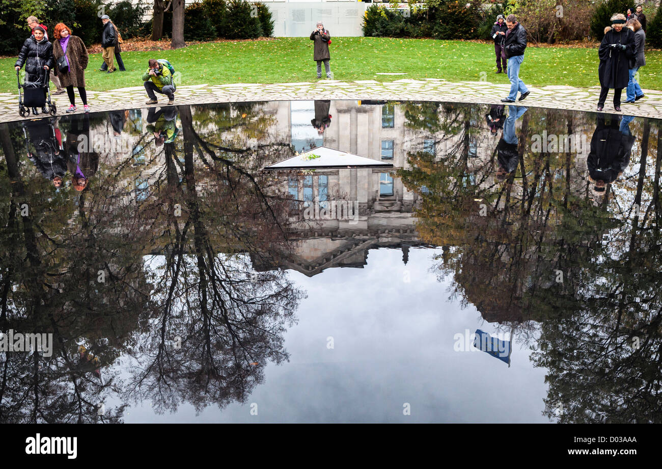 Circular Pool und dreieckigen Sockel vor dem Denkmal Roma (Zigeuner) Nazi-Holocaust-Opfer in den Tiergarten, Berlin Stockfoto