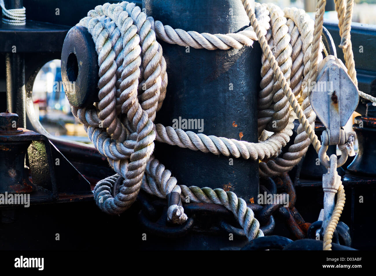 Seile und Riemenscheibe auf einem Boot in der Bucht von San Francisco Stockfoto