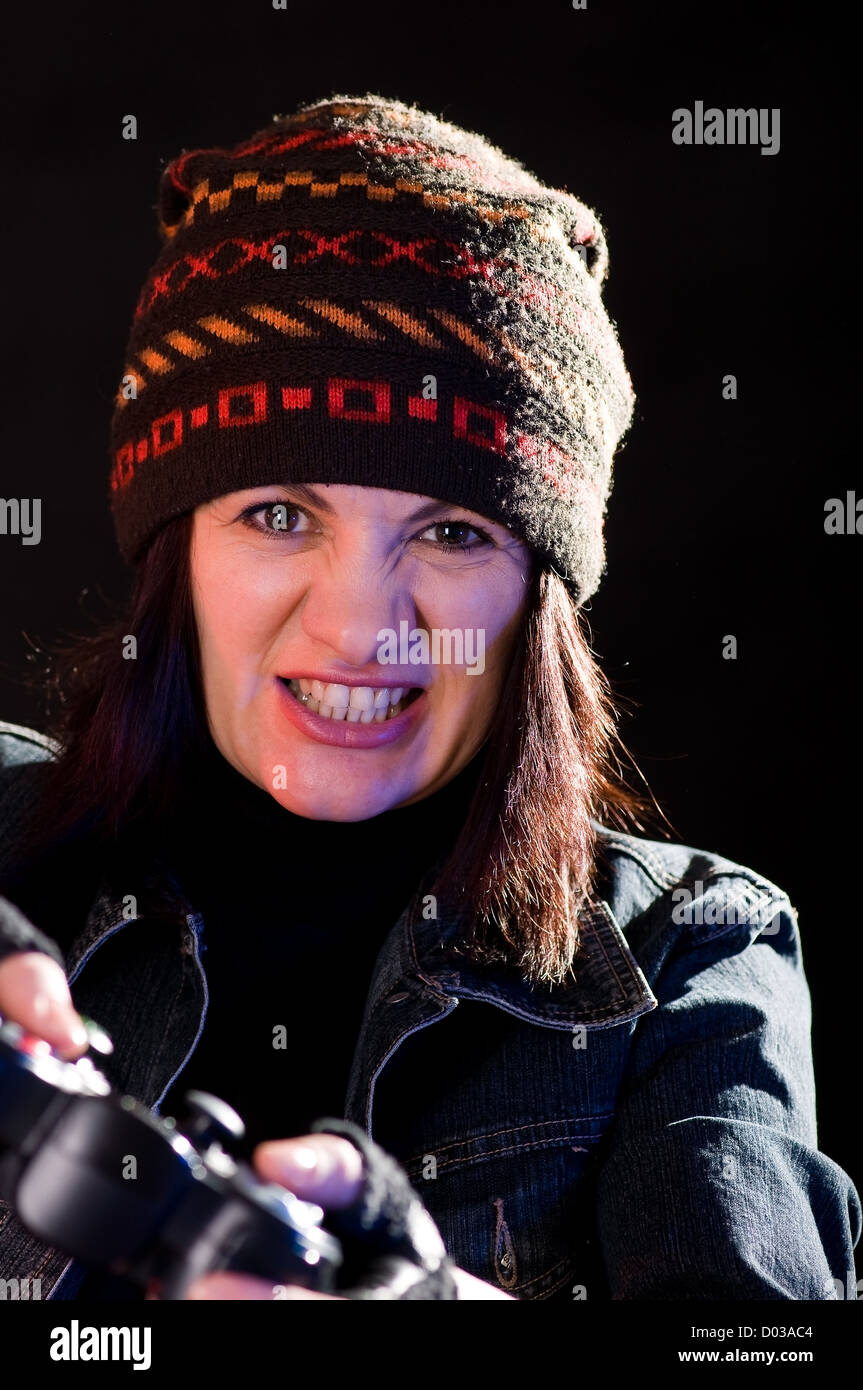 Frau gamer mit Joystick auf dunkler Hintergrund Stockfoto